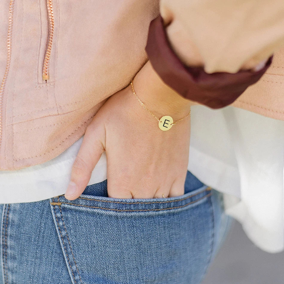 Coin Armband mit Buchstaben Gravur