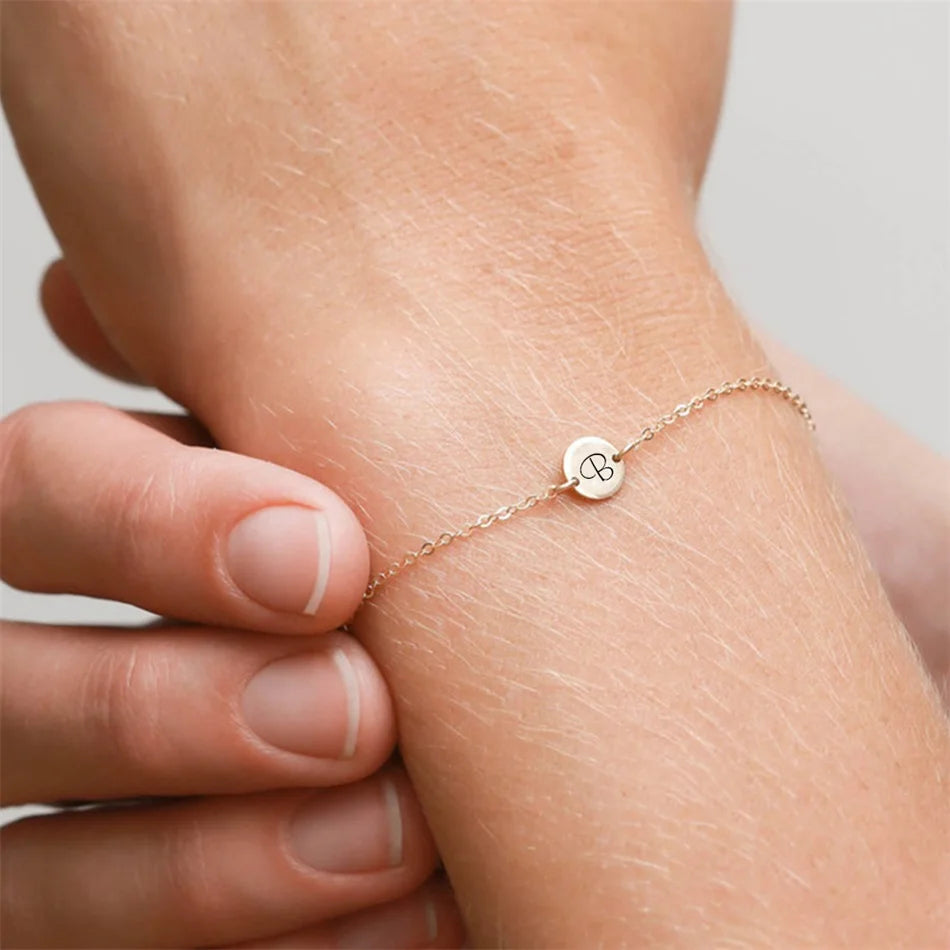 Coin Armband mit Buchstaben Gravur