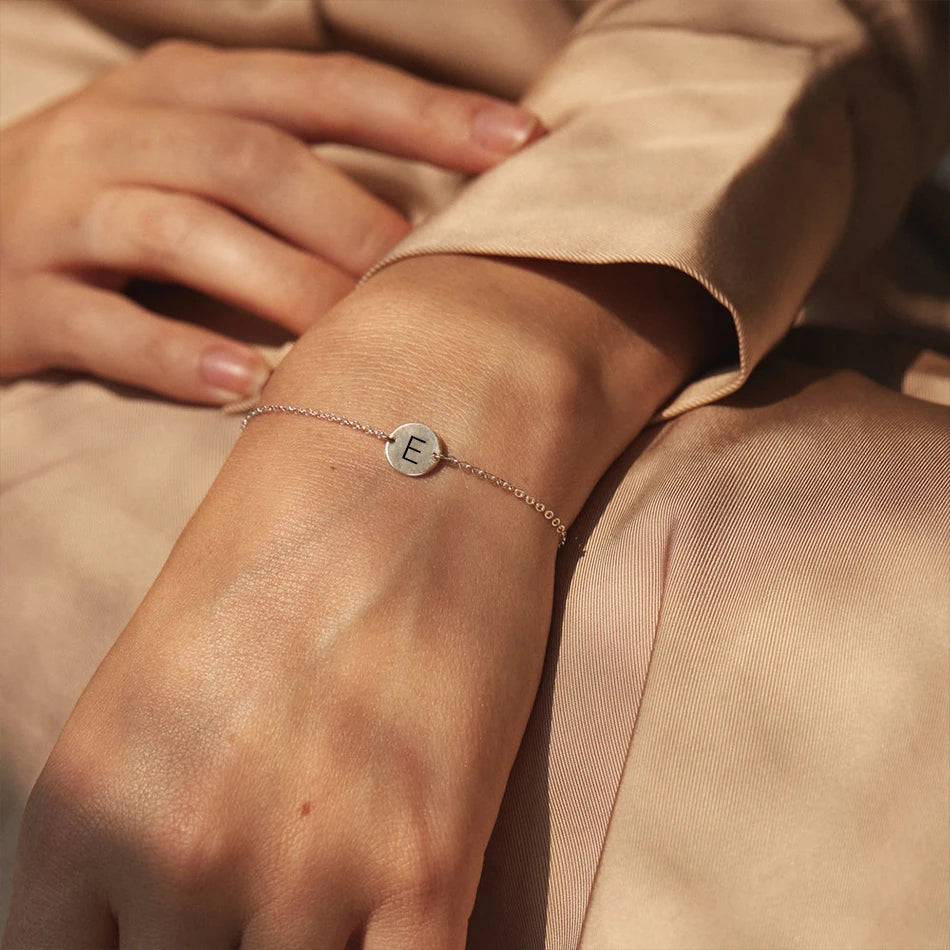 Coin Armband mit Buchstaben Gravur