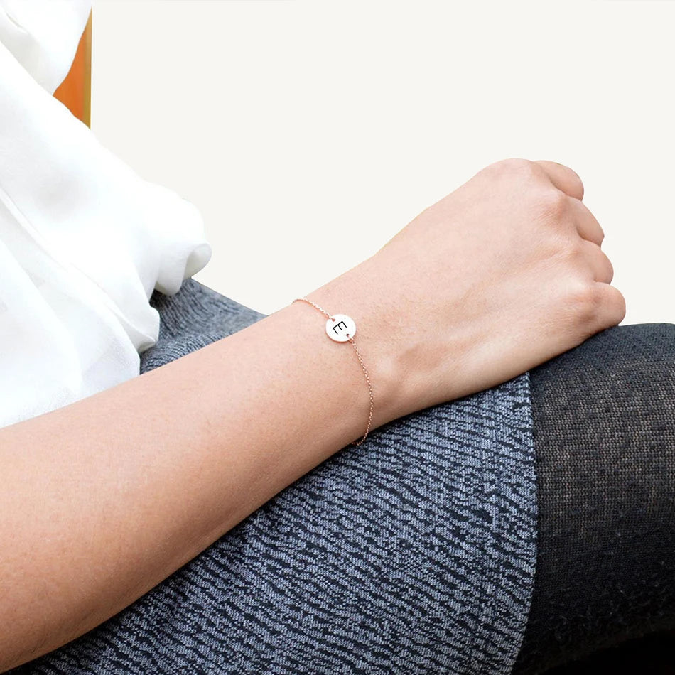 Coin Armband mit Buchstaben Gravur