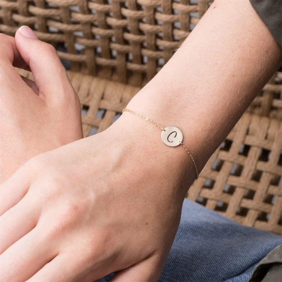 Coin Armband mit Buchstaben Gravur