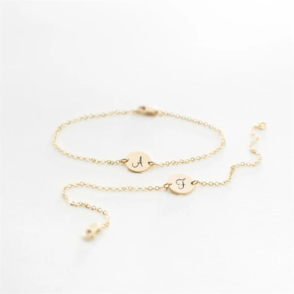 Coin Armband mit Buchstaben Gravur