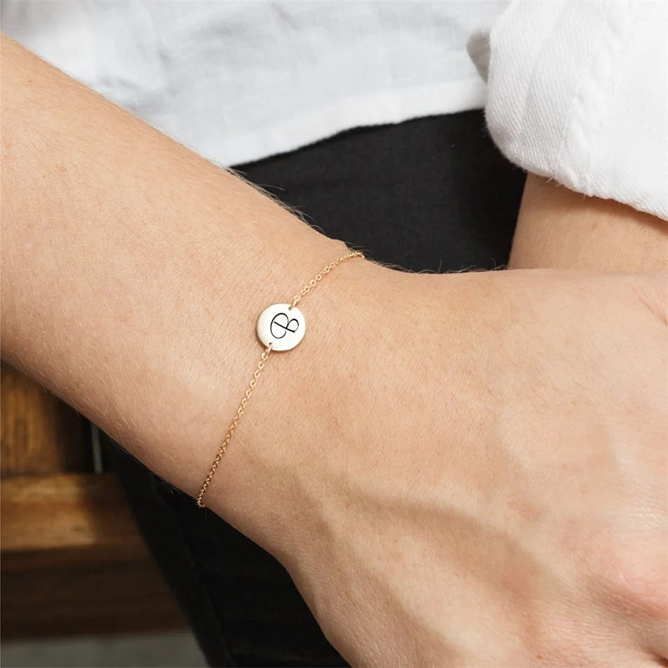 Coin Armband mit Buchstaben Gravur