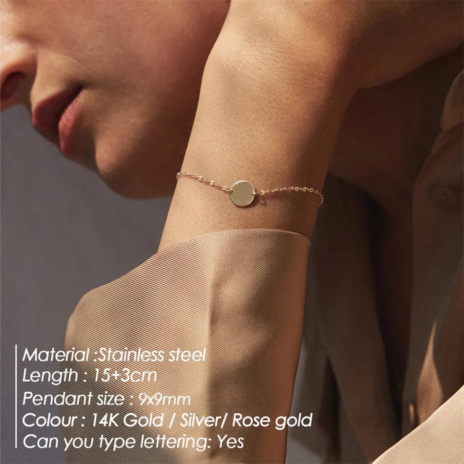 Coin Armband mit Buchstaben Gravur