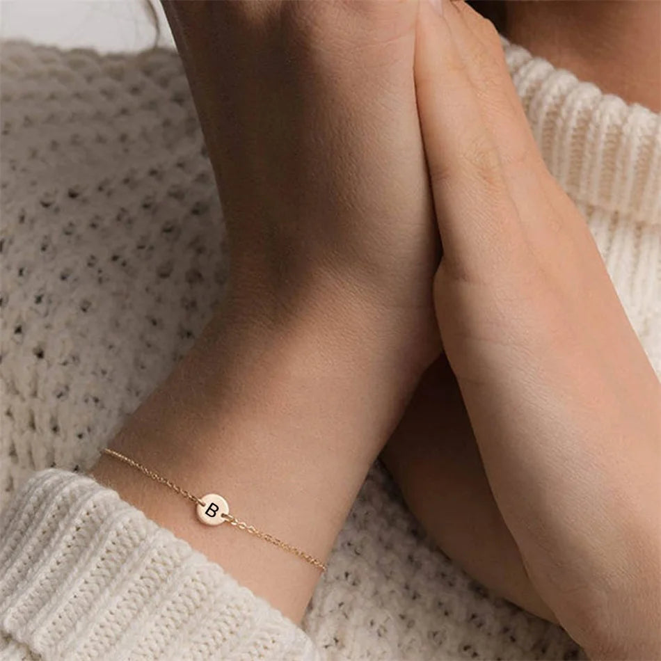 Coin Armband mit Buchstaben Gravur