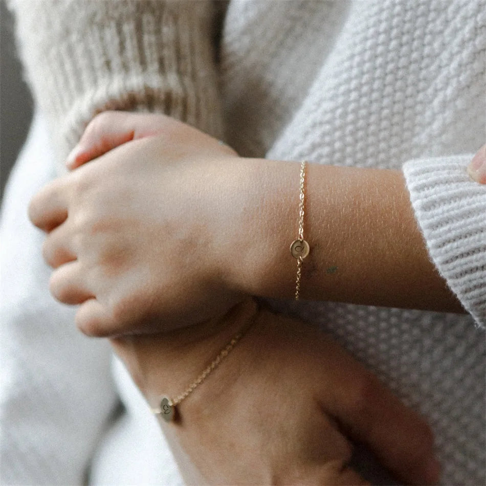 Coin Armband mit Buchstaben Gravur