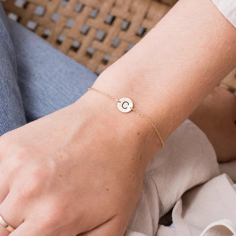 Coin Armband mit Buchstaben Gravur