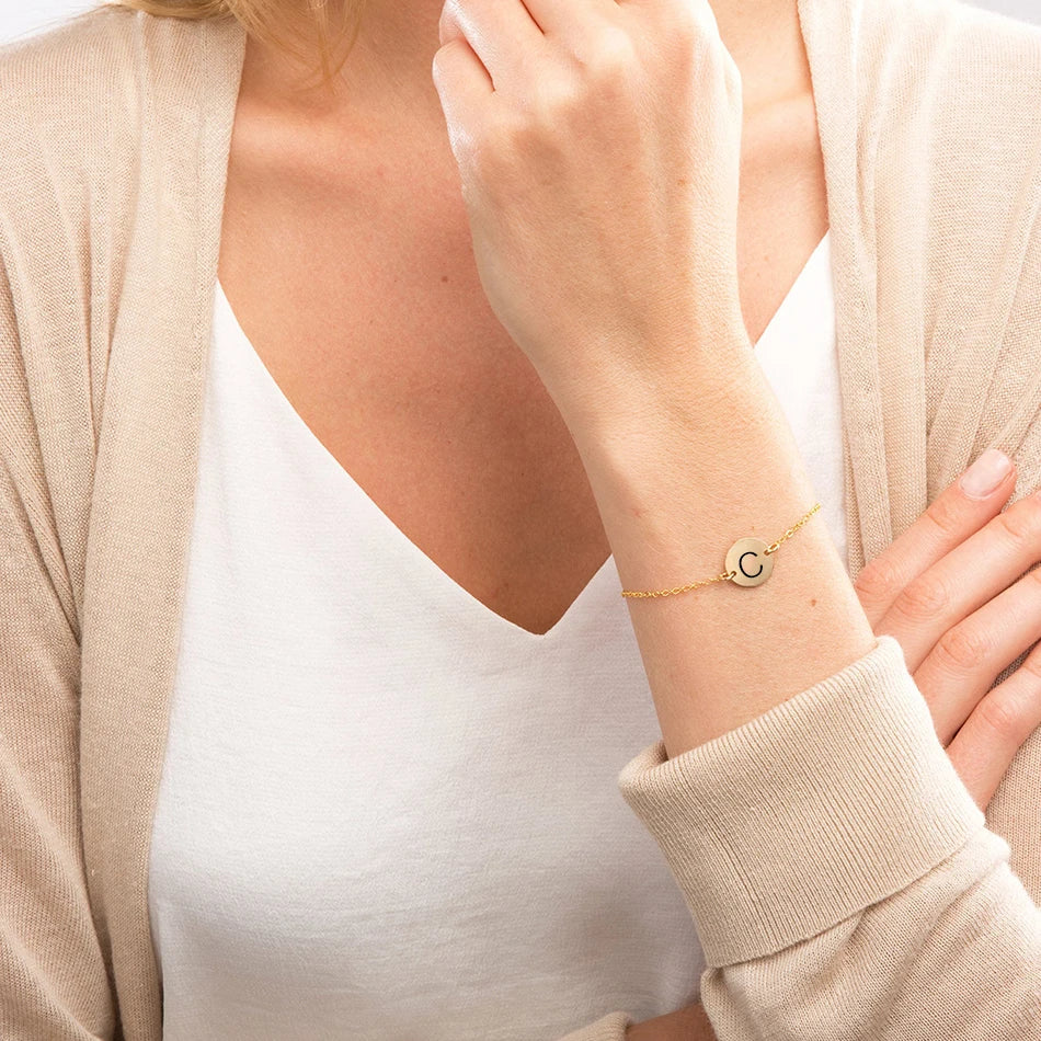 Coin Armband mit Buchstaben Gravur