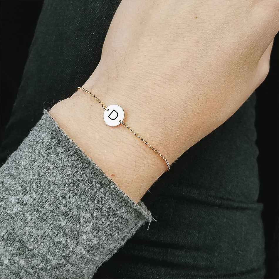 Coin Armband mit Buchstaben Gravur